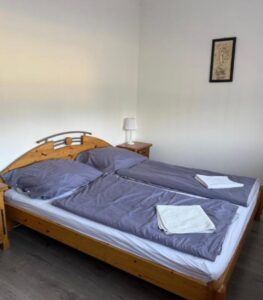 Kényelmes hálószoba az Estike Apartmanokban Tiszafüreden.