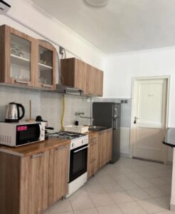 Konyha az Estike Apartmanok Tiszafüreden, modern berendezéssel.