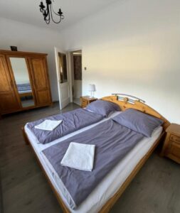 Premium XL Apartman · 4 fő · 81 m² — A legtágasabb otthonunk: külön hálók, nagy nappali, teljes konyha. Két gyerekkel is elférsz, nem egymáson.